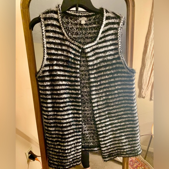 Vest ✨ - Picture 2 of 5